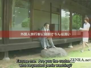 Subtitulado al aire libre bucolic mujer vestida hombre desnudo japonesa pene limpiando
