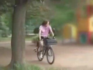 Japansk lassie masturbated mens ridning en specially modified skitten film bike!