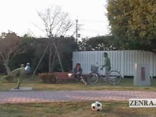 Subtitled japanska kvinna målad till mimic parkera statue