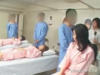 Aziatisch brunette mademoiselle klappen harig johnson bij de ziekenhuis