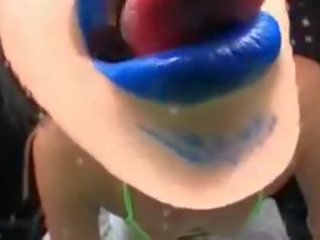 Japonais bleu rouge a lèvres (spitting-fetish)