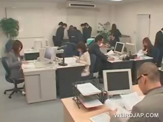 Appealing азиатки офис курабийка получава полово подразни при работа