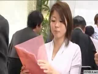 Female jepang employees go mudo at work