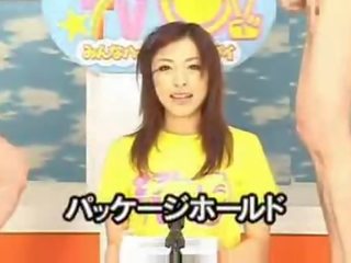 Japoneze newscasters shkoj e tyre mundësi në shndrit në derdhje e shumfishtë në fytyrë televizor