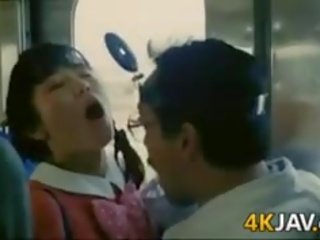 युवा महिला हो जाता है ग्रोप्ड पर एक ट्रेन