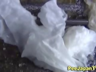 Nhật bản cô gái urinating bắt trên băng
