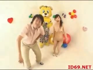Japonesa av modelo desnudo y jugando