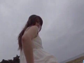 Mayuka akimoto filmer av henne hårig fitta i utomhus scener