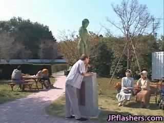 Луд японки bronze statue moves