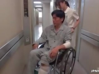 Привлекателен азиатки медицинска сестра отива луд