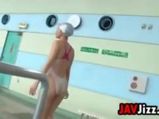 Mokro japonsko najstnice erotika pri na bazen
