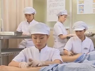 Japonská zdravotní sestra slurping připojenými opčními ven na otočil na čurák