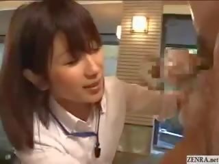 Сором’язлива японська співробітник дає з ханджі на гаряча spring