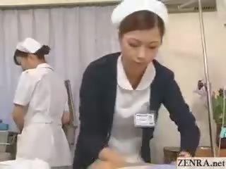 ญี่ปุ่น พยาบาล practices เธอ ใช้มือ เทคนิค