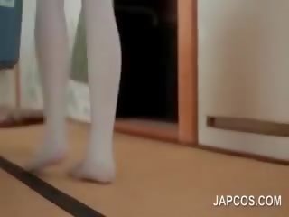 Asiatique ado soubrette faire la nettoyage movs derrière sous la jupe