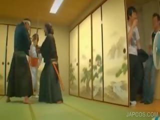 Asiatiskapojke geisha visar tuttarna och fitta